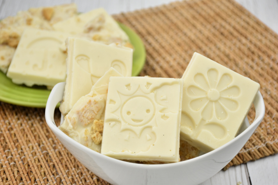 Golden Oreo Bark in a bowl