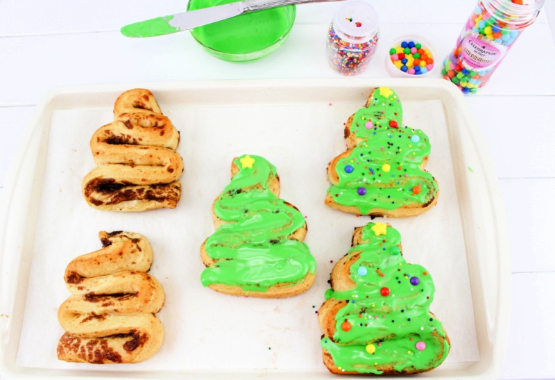 CHRISTMAS TREE CINNAMON ROLLS