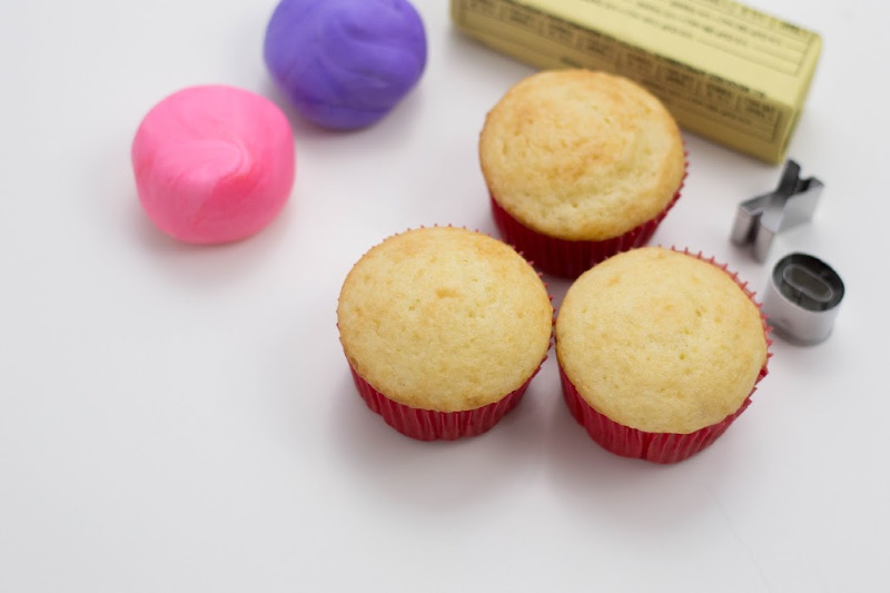 Check out these super-duper cute XOXO Cupcakes. I think my favorite part to these treats is the fact the XOXO fondant shapes are purple and pink. #cupcakes are a yummy way to celebrate. #recipes #desserts