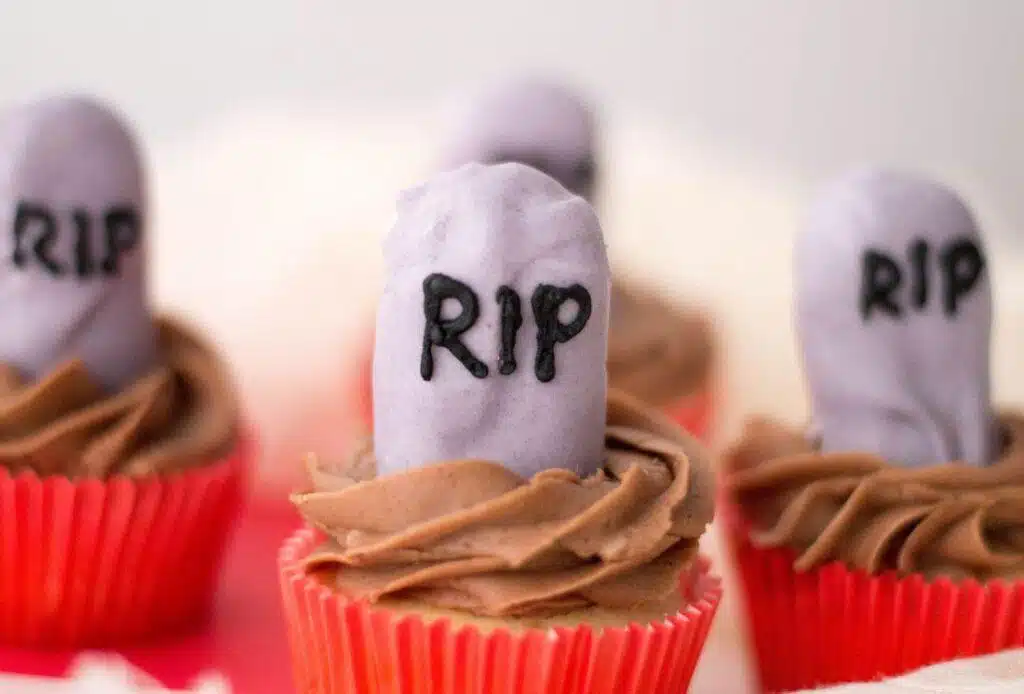 RIP_Cupcakes_on_a_plate_with_Halloween_decor