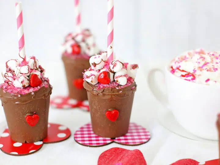 Valentine’s Day Hot Cocoa Bomb Cups