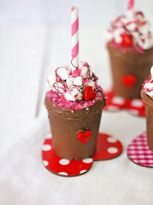 Valentine’s Day Hot Cocoa Bomb Cups